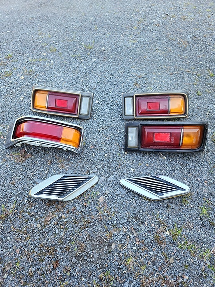 Toyota takavalot ja pilarien ritilät