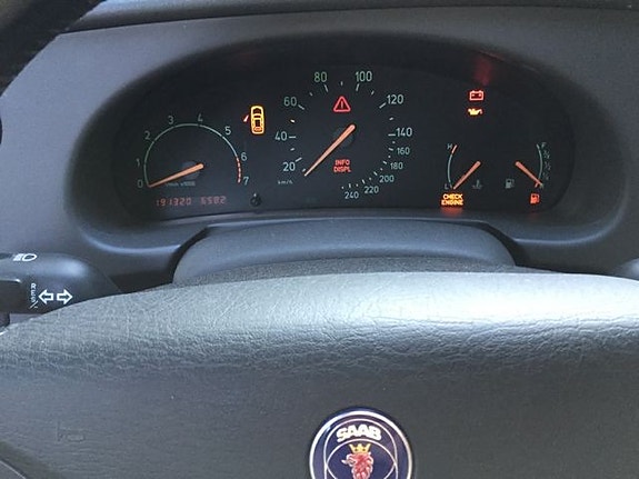 Saab auton varaosapaketti mittaristolla, turvatyynyllä ja moottorin osilla