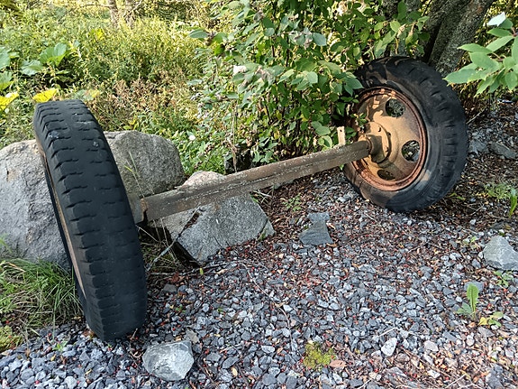 Peräkärryn akseli