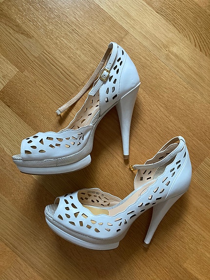 Mascotte valkoiset nahkakengät/korkokengät koko 39