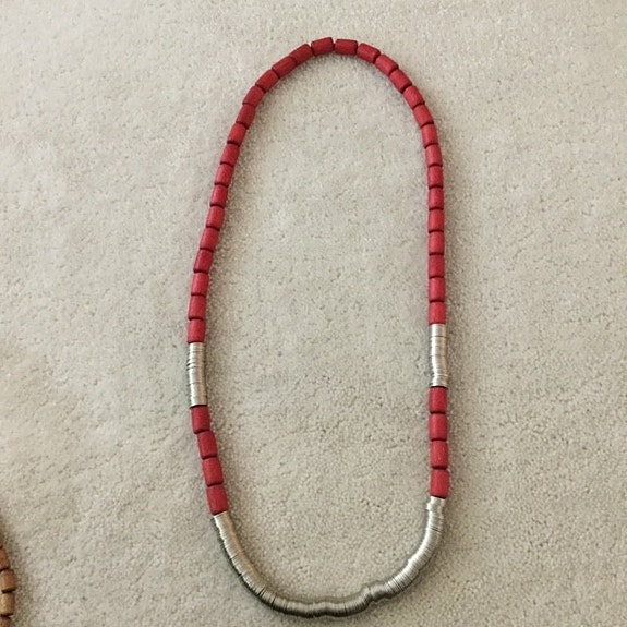 Aarikka punainen kaulakoru, pituus 70 cm