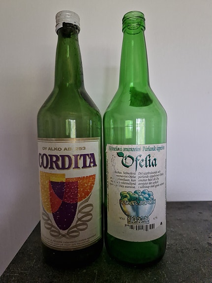 2 vanhaa pulloa