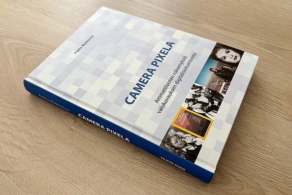 Pekka Makkonen: Camera Pixela, valokuvakirja, Musta Taide