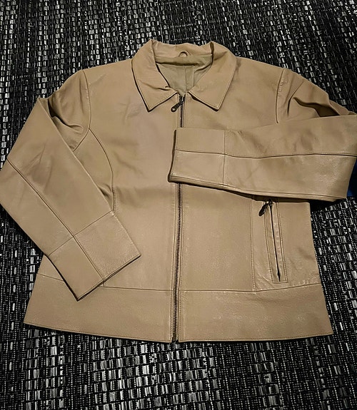 Beige nahkatakki. Aitoa nahkaa.