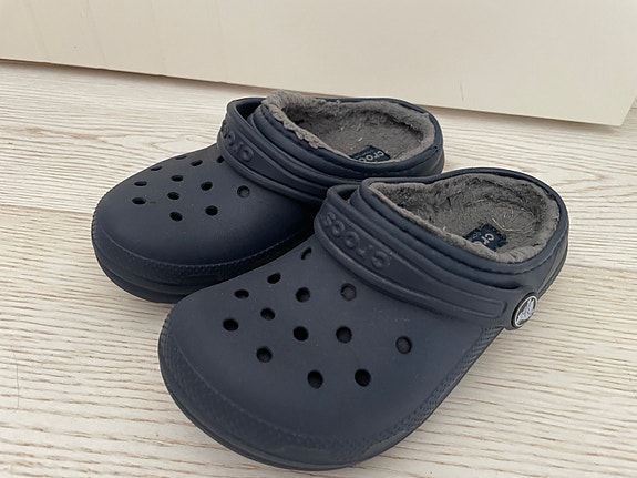 Tummansin crocs vuorella 29