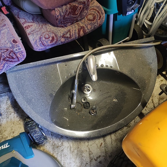 Käsienpesuallas wc-allas.