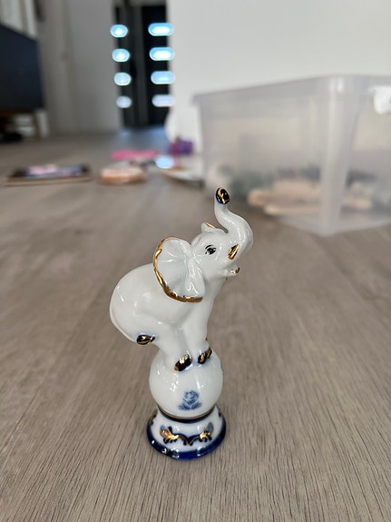 Valkoinen posliini norsu