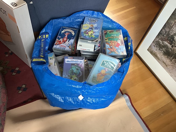 VHS- kasetteja, C-kasetteja, kielikursseja ym. Ja CD levyjä