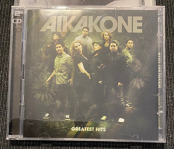 Aikakone Greatest Hits 2 cd, NIMMAREILLA