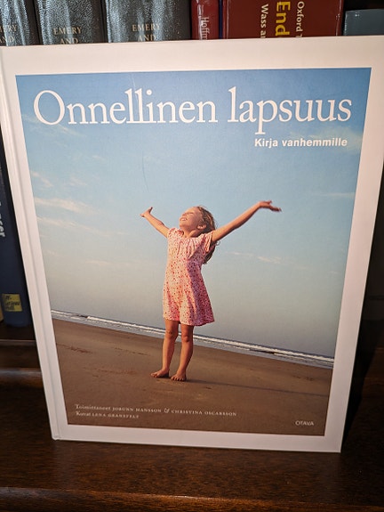 Onnellinen lapsuus - kirja vanhemmille
