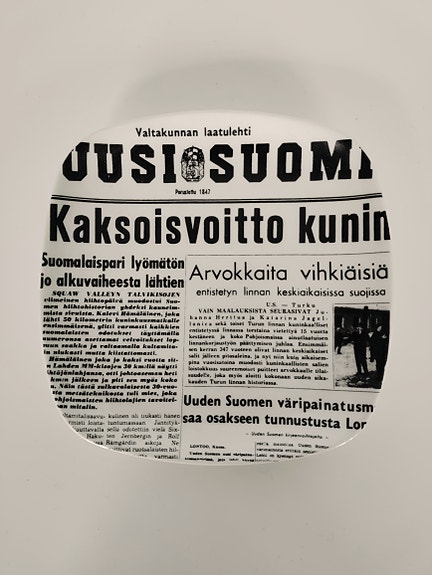 Arabia koristelautanen Uusi Suomi 60 -luvulta