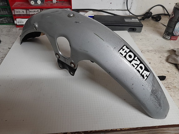 Honda CB 125T etulokasuoja