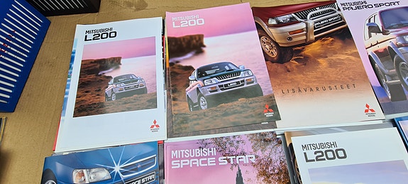 Mitsubishi autojen esitteitä erimallisien.