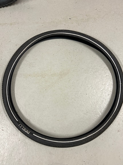 Black Round Pirelli 28” rengas