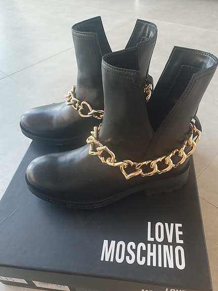 UUDET Love Moschino nilkkurit