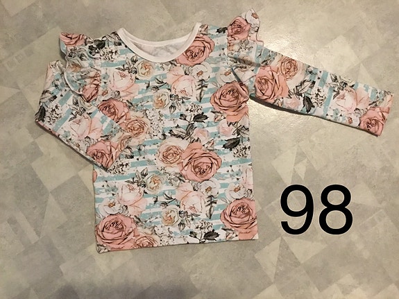 Paita olkafrilloilla 98