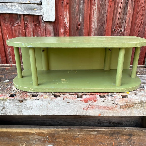 Vanha täyspuinen seinähylly