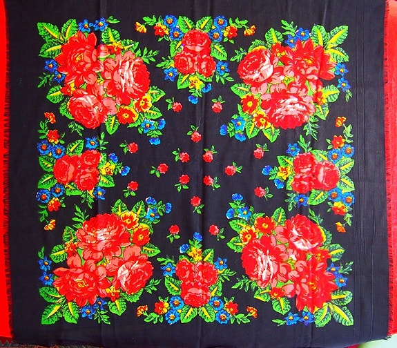 Ruusuinen huivi, koko noin 90 x 90cm