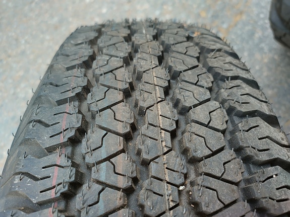 Jeep Wrangler vanne + uusi Goodyear RT/S P215/75R15