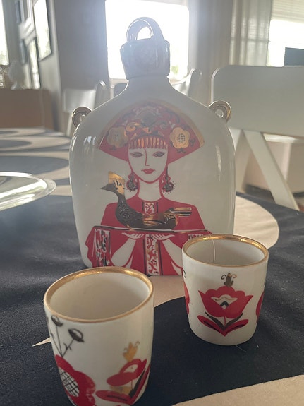 Vanha pullo ja kaksi lasia