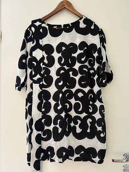 Mustavalkoinen Marimekko