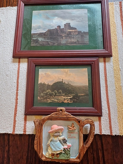 2×taulu+ posliini koriste