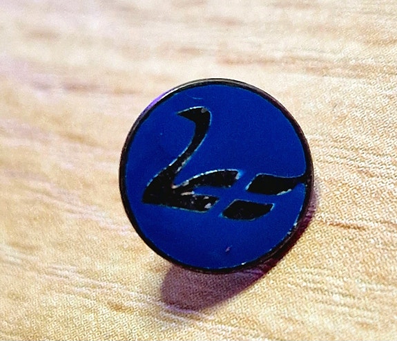 Joutsen Suomen lipulla Pinssi