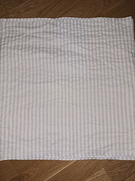Valkoinen ja luonnonvaalea pystyraita verhokappa 430x53cm