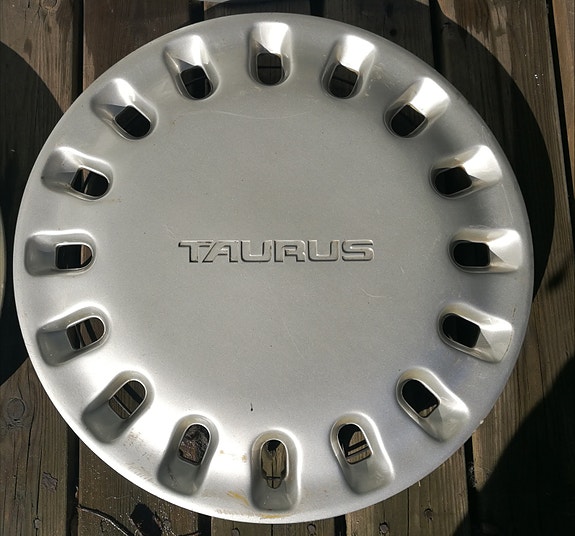 Ford Taurus pölykapselit 4kpl