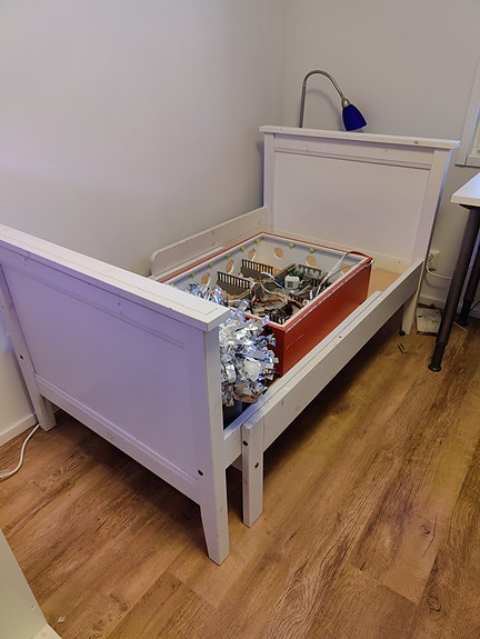 Puinen vaalea sänky 80x200