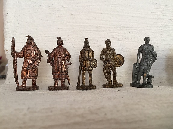 kinder metalli figuurit figuureja tinasotilaita