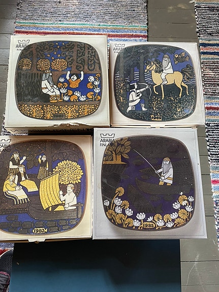 Arabia vuosilautaset 81, 83,85