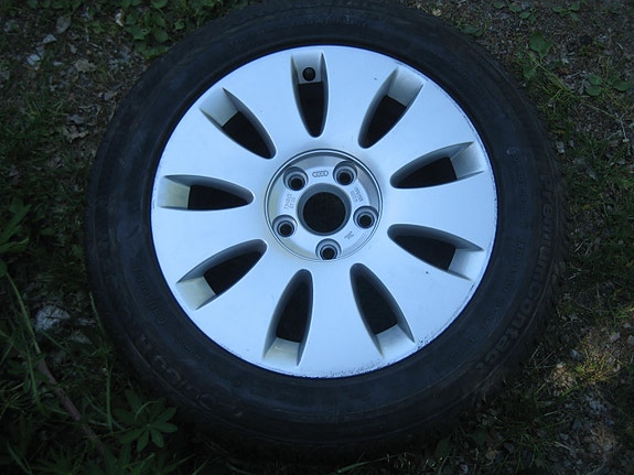 Uusi vanne ja rengas Audi