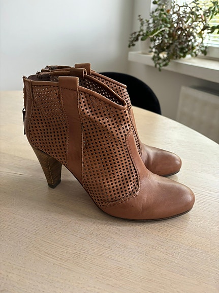 Nahkanilkkurit 37/38 uudet pohjat boots 37