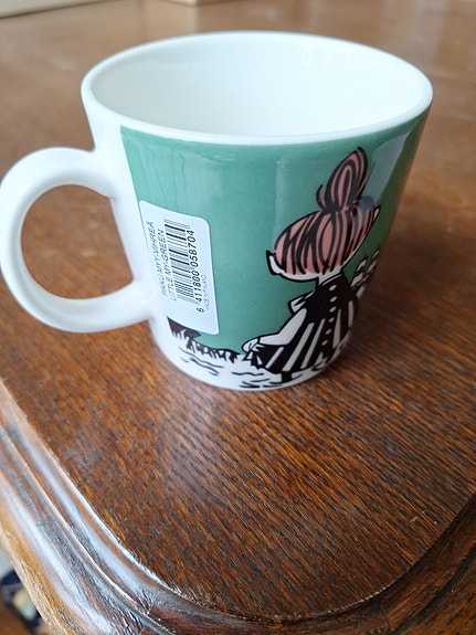 Pikku Myy vihreä liukumäessä muki Suomi tarra