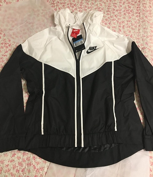 Uusi Nike tuulitakki