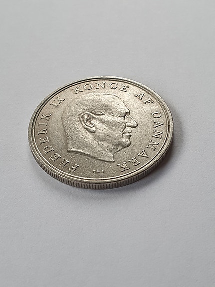 Toimitettuna kaksi tanskalaista 5 kruunun kolikkoa (1971 ja 1973)