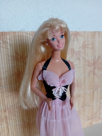Kaunis, vaalea Mattel Barbie nukke