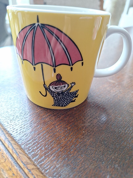 Muumi muki Pikku myy keltainen tarra