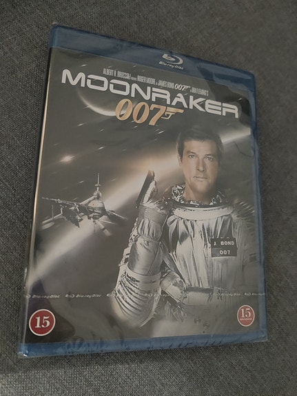 Muoveissa. James Bond 007 Moonraker.