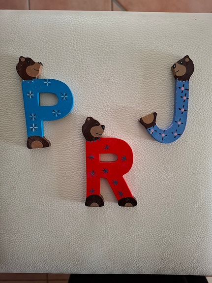 Puukirjaimet P R ja J
