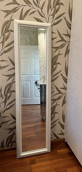 Ylellinen kehystetty peili