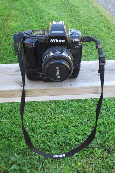 Nikon F90X filmikamera varusteineen