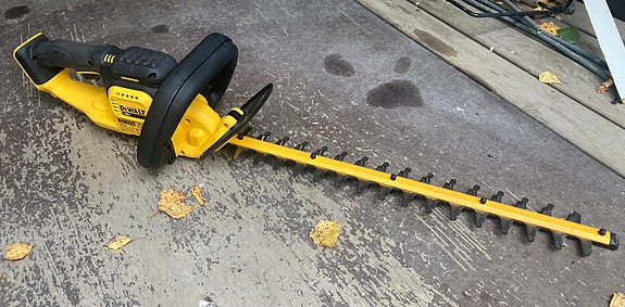 V: akkupensasleikkuri dewalt