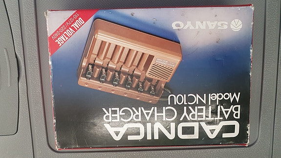 Akkulaturi Sanyo + 10 AA Vartan akkua.