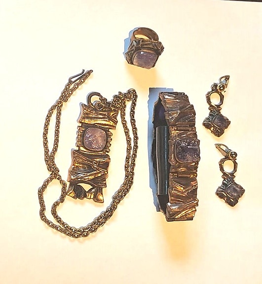 Pronssinvärinen korusetti kivikoristeilla