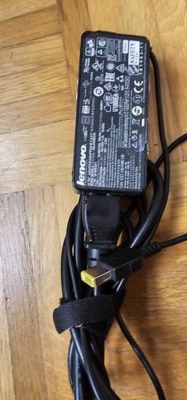 Lenovo  Adapter -virtalähde