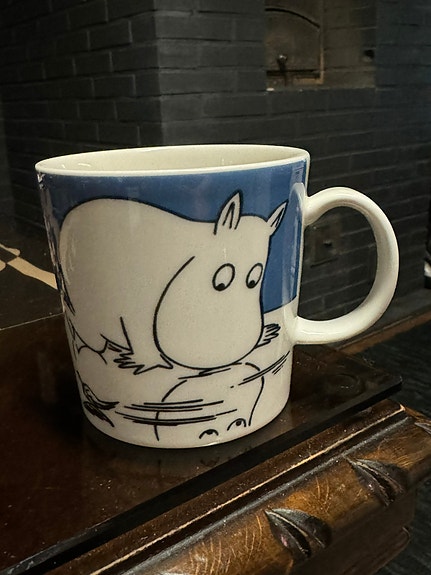 Muumimuki Muumipeikko jäällä.