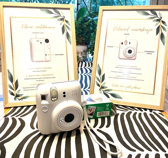 Vuokrataan Polaroid Instax mini 12 kamera ja kehystetyt ohjeet