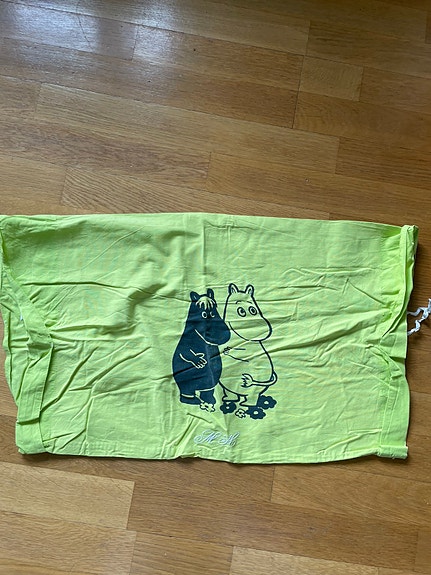 Muumi tyynyliina kirjailtuna MH